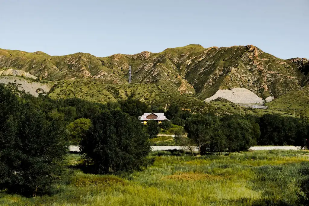 特种照明设备选型指南：探照灯与应急灯的适用场景对比