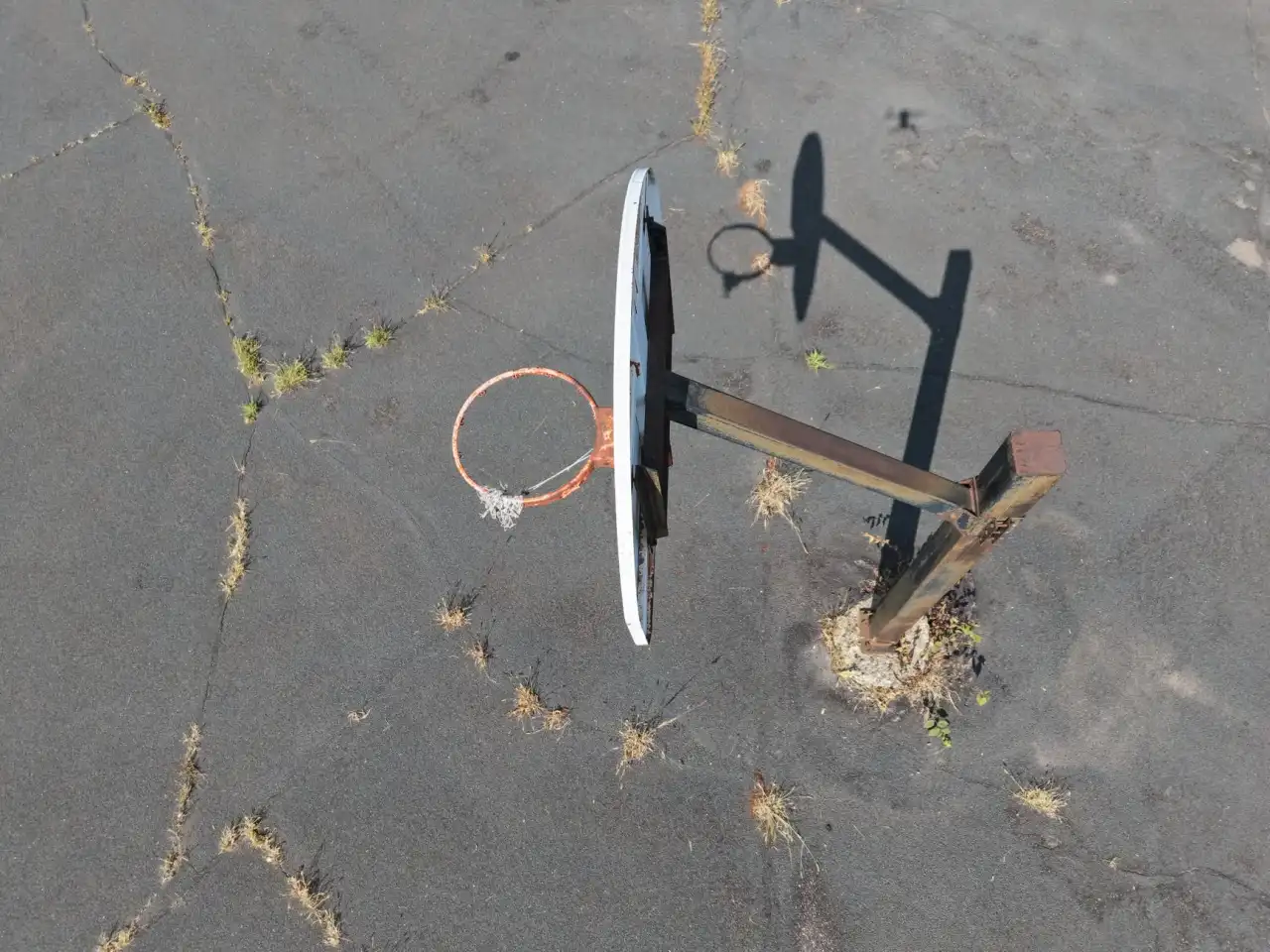 特种照明与移动照明设备选型指南：防爆手电与探照灯的技术参数对比