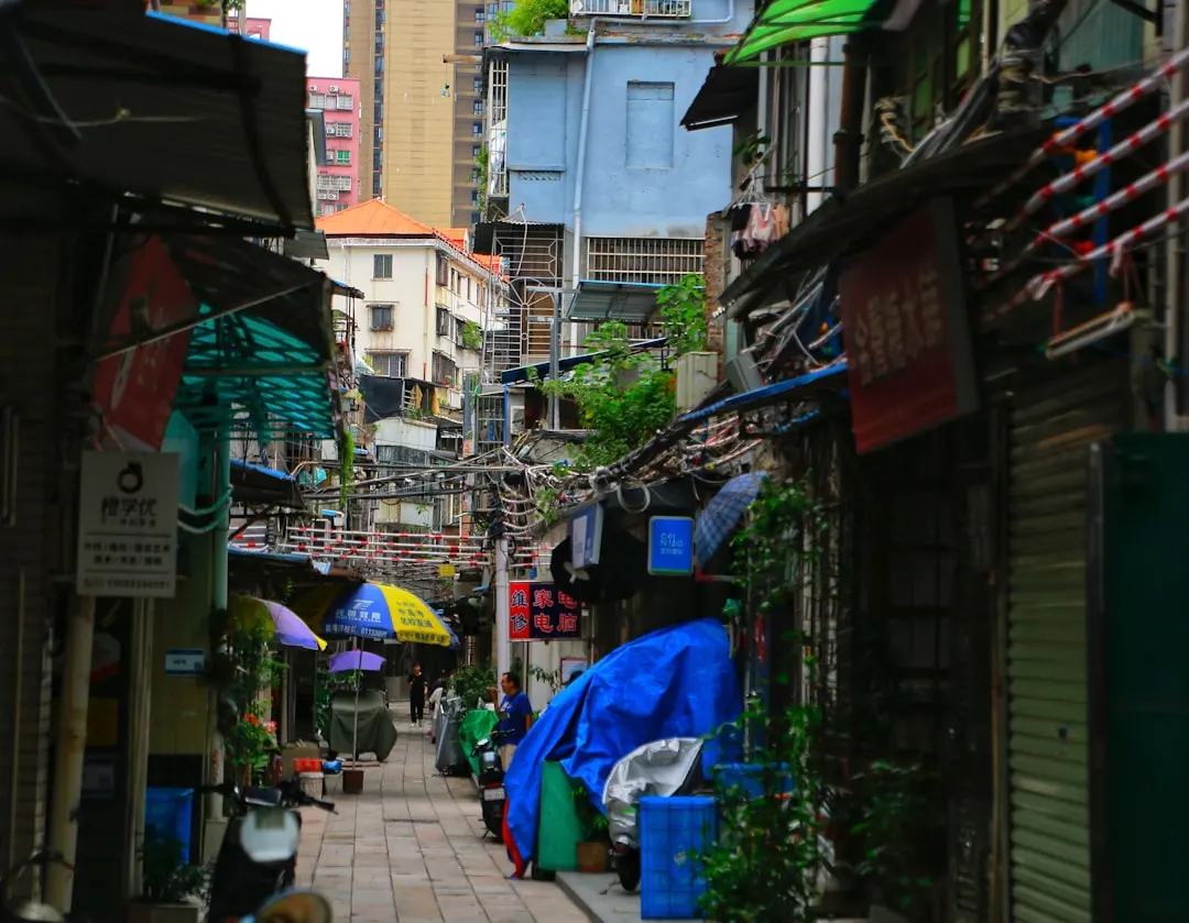 西南地区户外作业移动照明方案：探照灯与应急灯搭配应用指南
