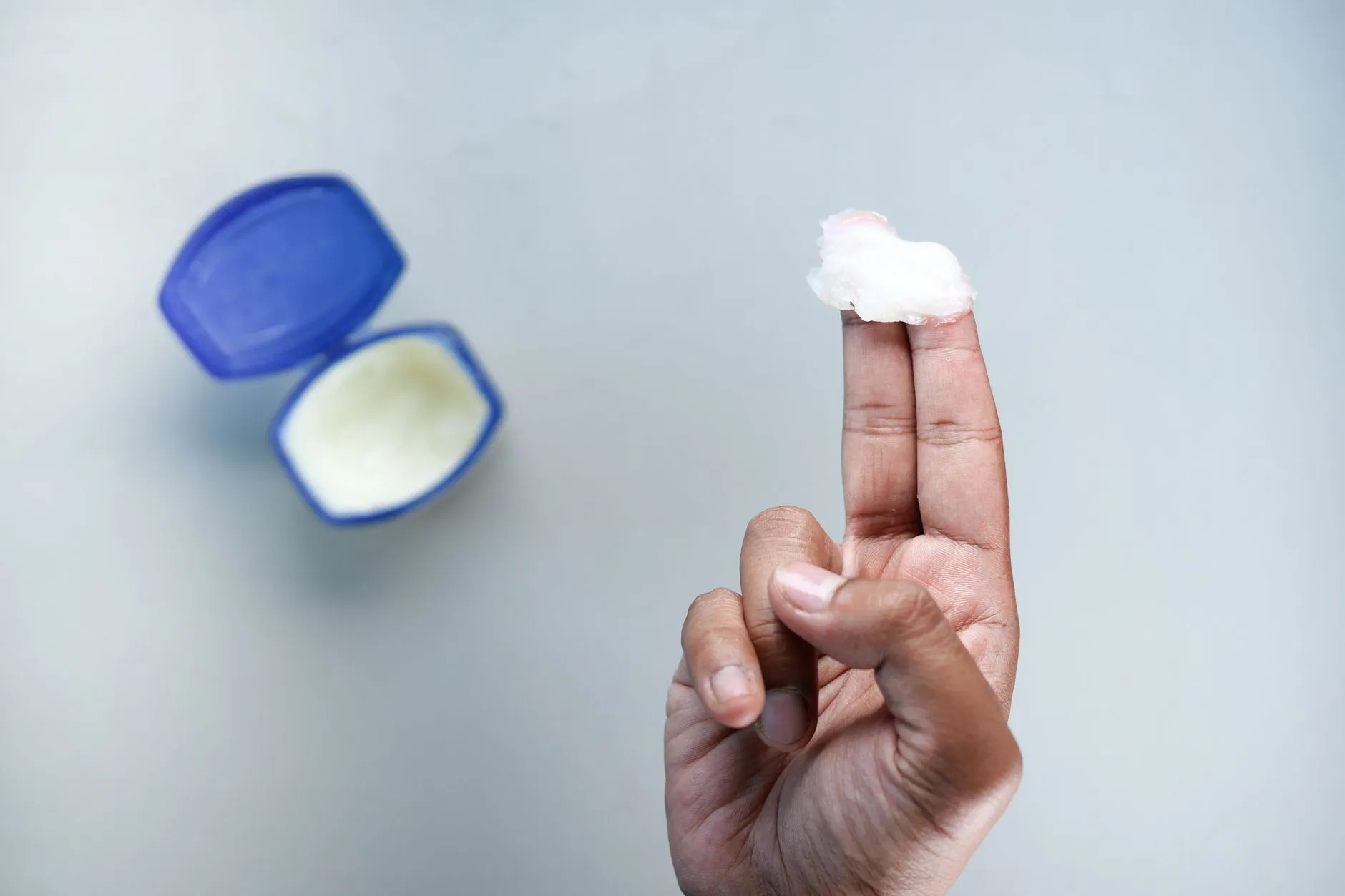 重庆特种照明设备：移动照明与应急灯的应用场景对比