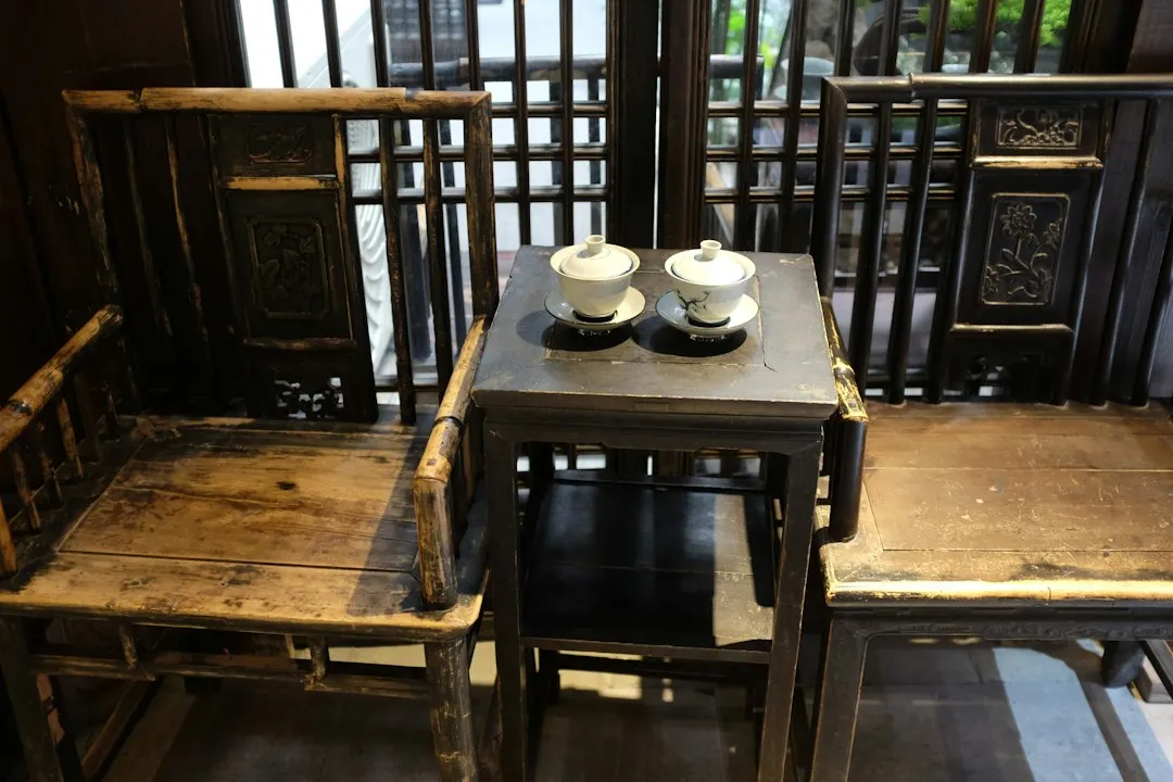 特种照明与移动照明产品技术对比：探照灯与应急灯性能解析